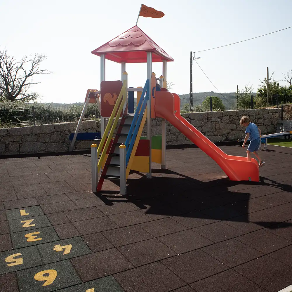 Zona infantil soleada y segura, ideal para familias en la Serra da Estrela.