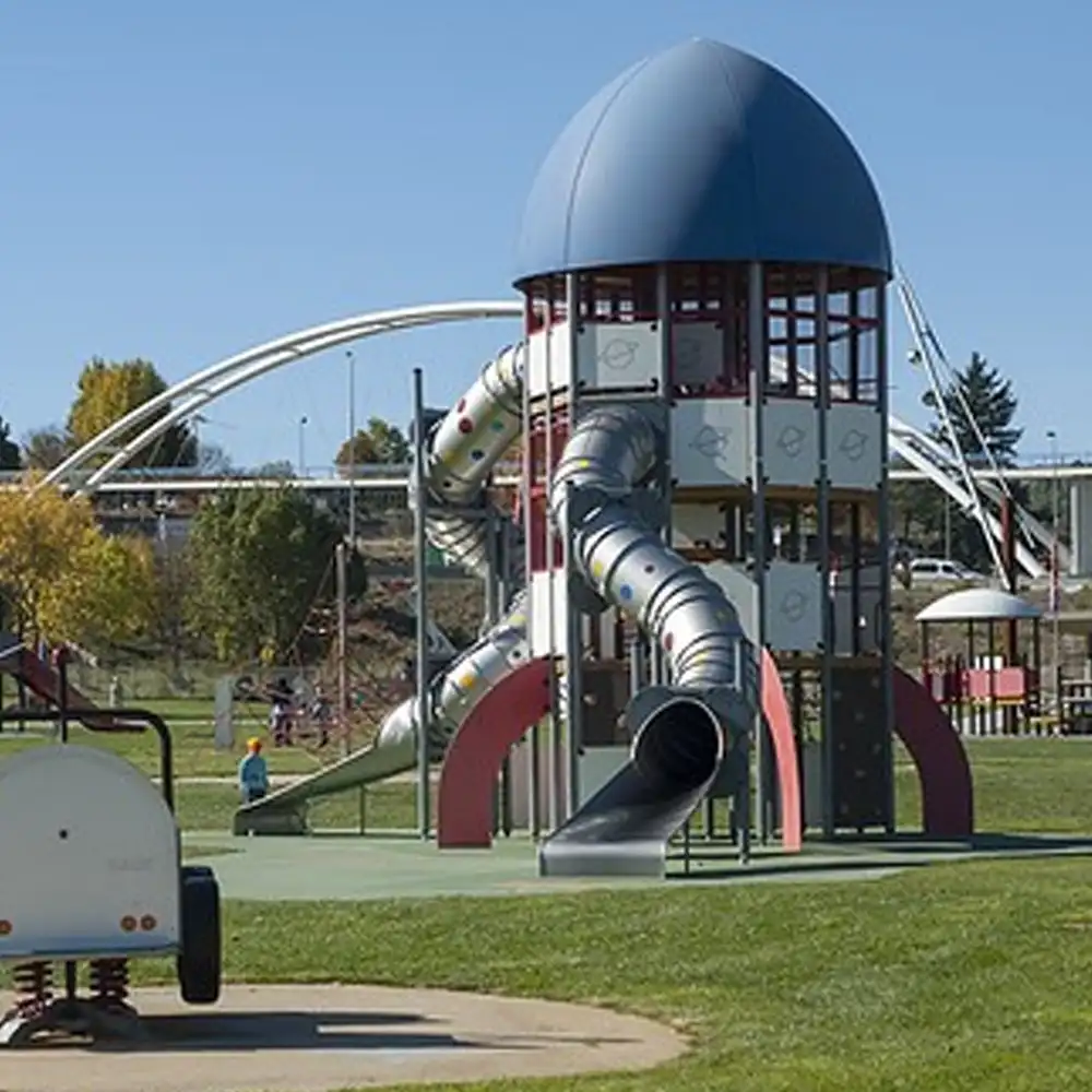 Área de juegos infantil con tren y torre de observación en la Serra da Estrela.