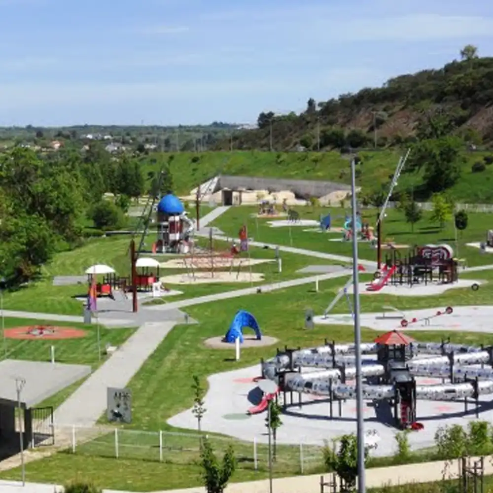 Zona de juegos infantil en la sierra, ideal para familias y actividades al aire libre.