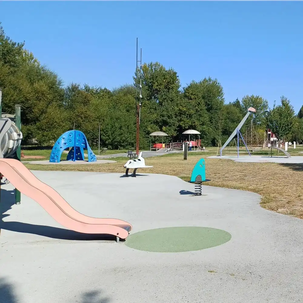 Área de juegos infantil en la Serra da Estrela, ideal para familias y naturaleza.