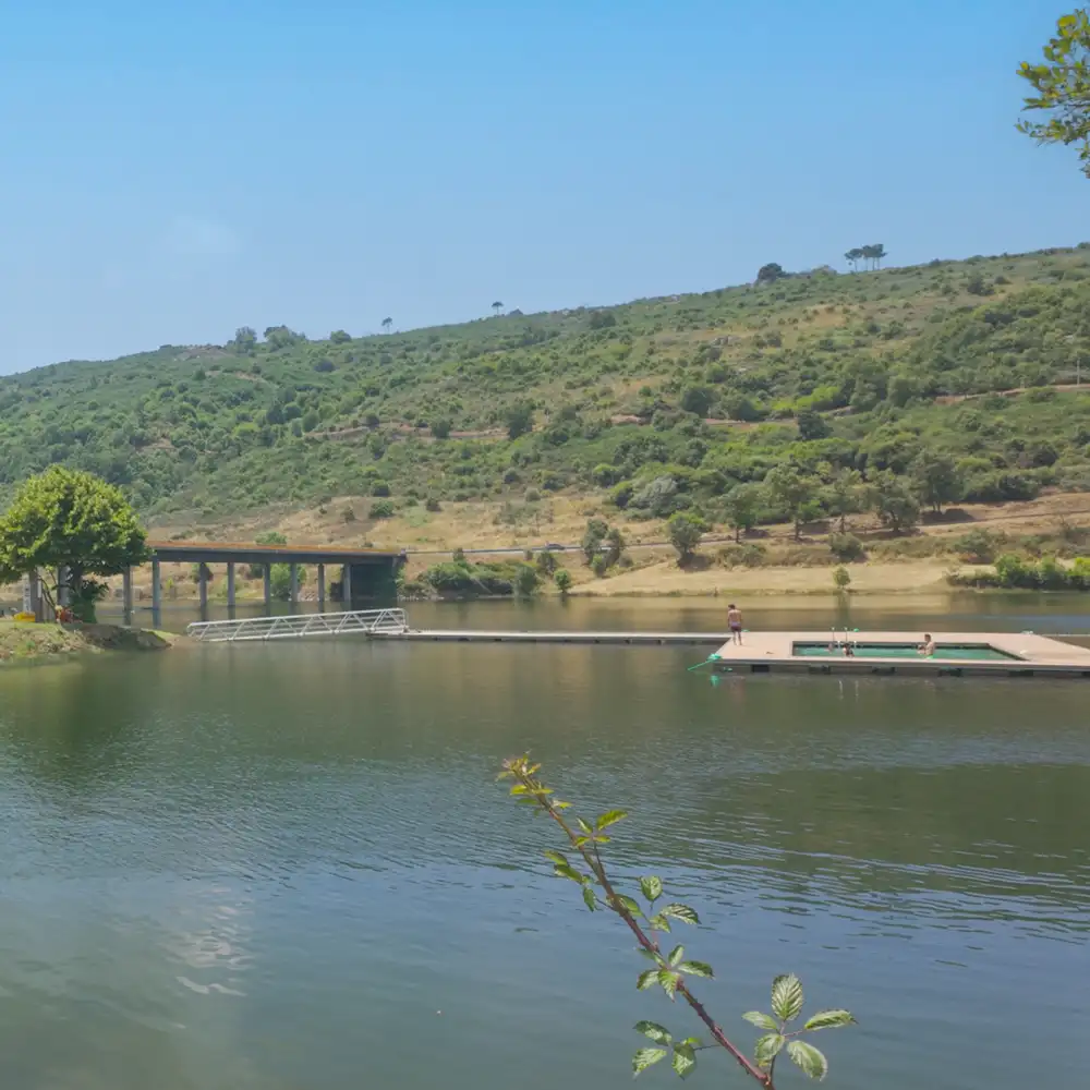 Reflejo de paz: lago sereno en la Serra da Estrela, ideal para descansar.