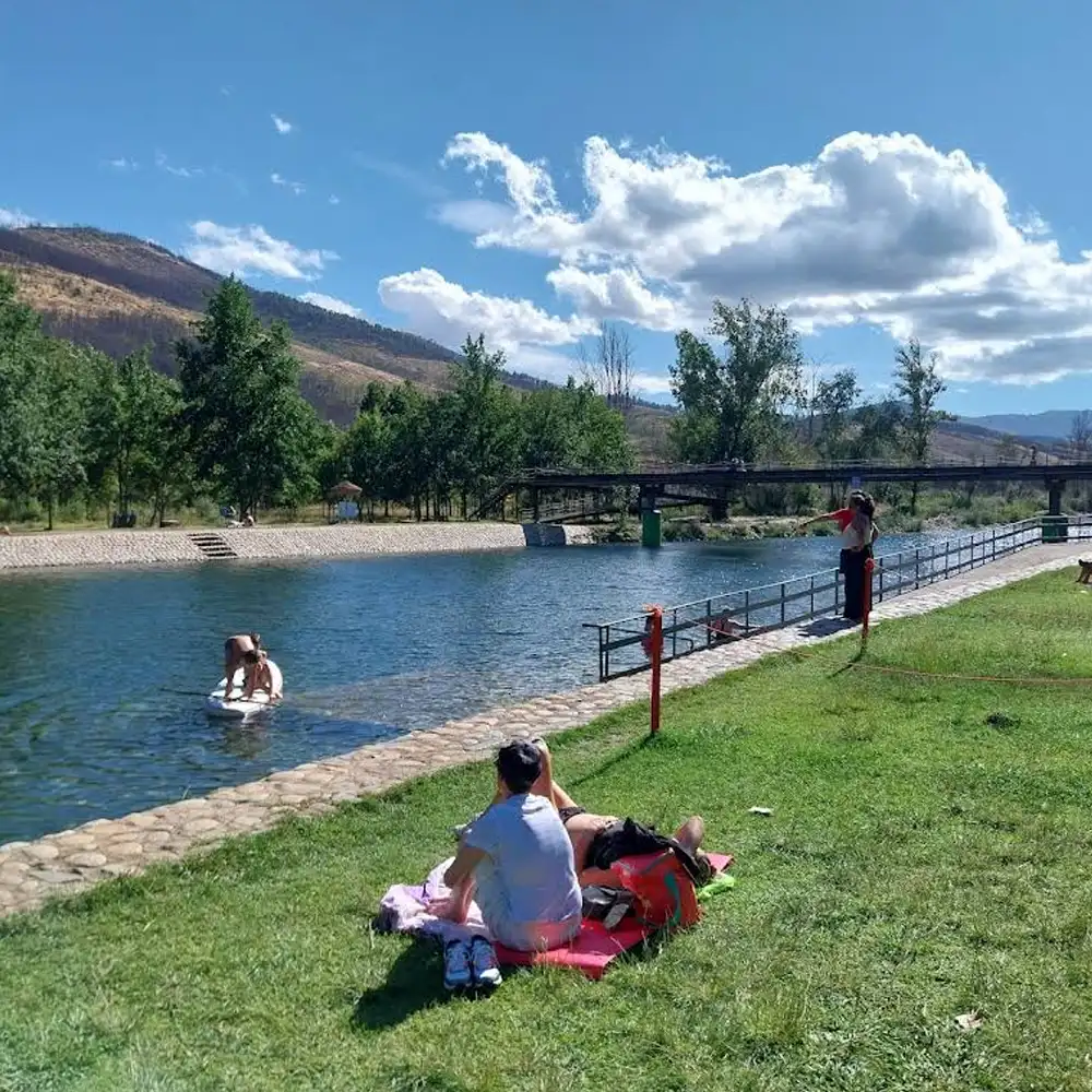 Un día apacible junto al río: relax, sol y naturaleza en la Serra da Estrela.