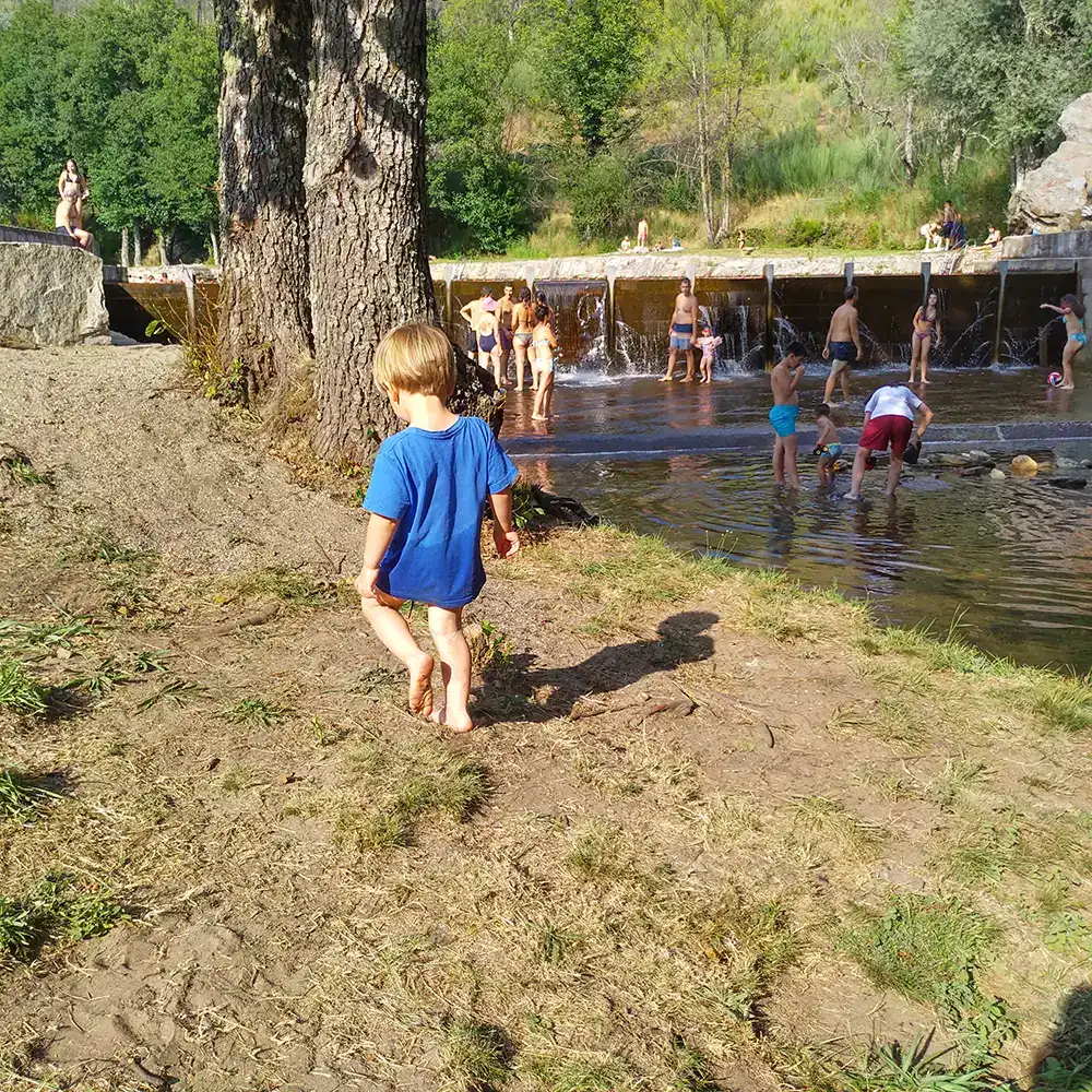 Refugio natural en la Serra da Estrela: diversión familiar y aguas cristalinas.