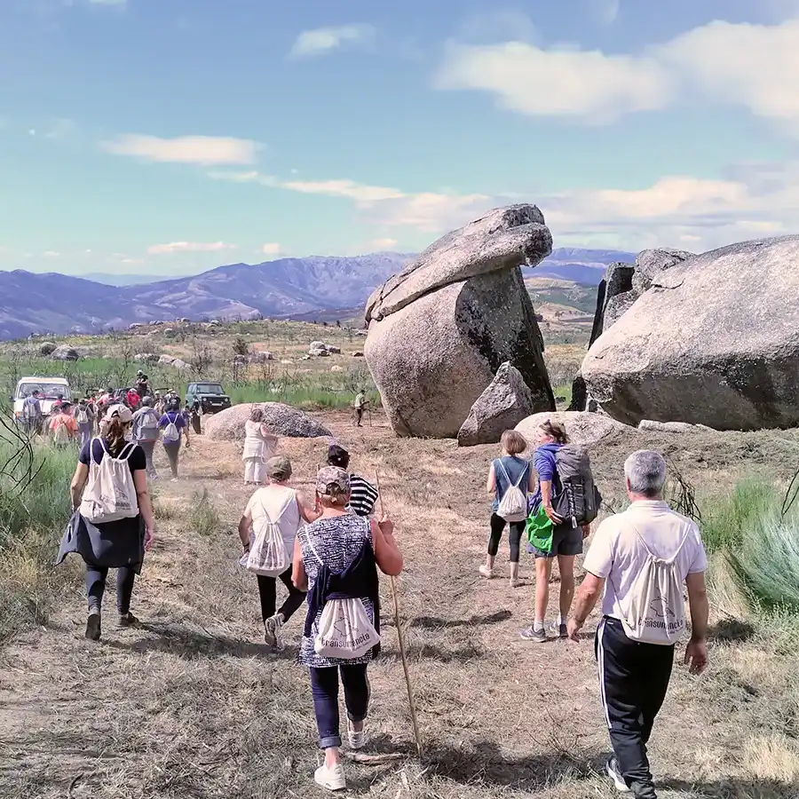 Senderismo entre rocas y montañas: un paseo revitalizante en la Serra da Estrela.