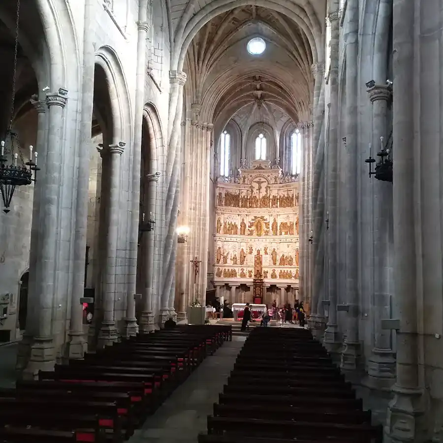 Imponente iglesia gótica: arcos apuntados, luz natural y atmósfera solemne.