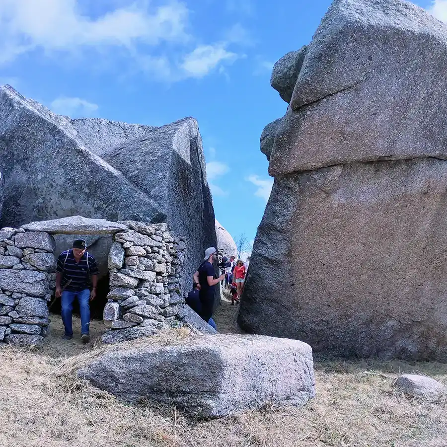 Imponentes rocas milenarias en la Serra da Estrela, un paisaje natural único.