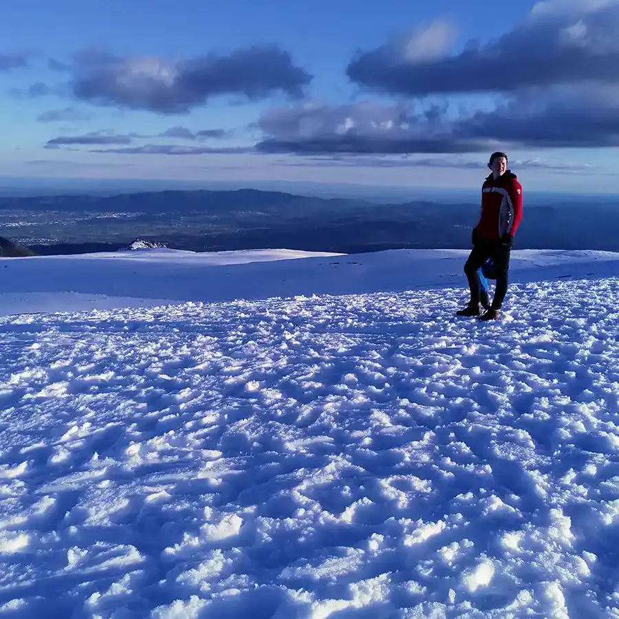 Aventurero en la Serra da Estrela: naturaleza, nieve y senderos invernales.