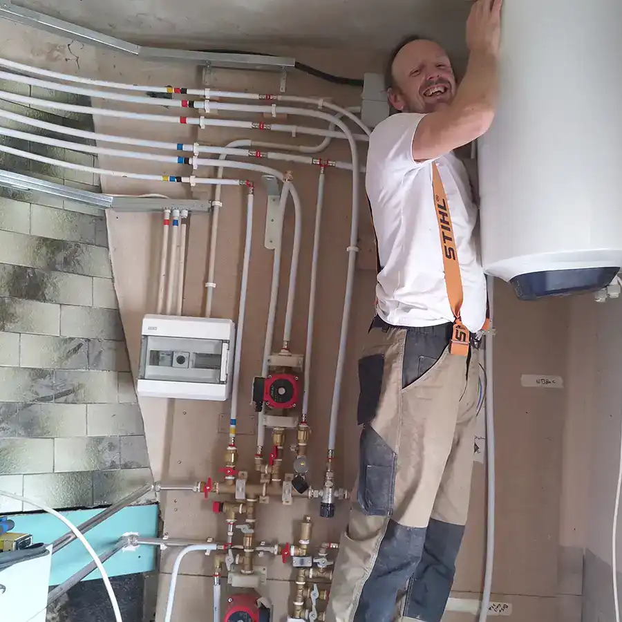 Trabajador instalando caldera en vivienda rural de la Serra da Estrela.