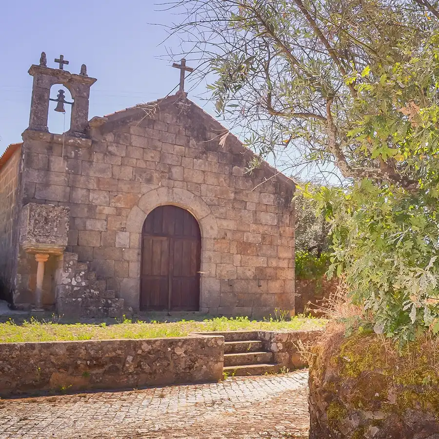 Iglesia de piedra centenaria enclavada en el corazón de la Serra da Estrela.