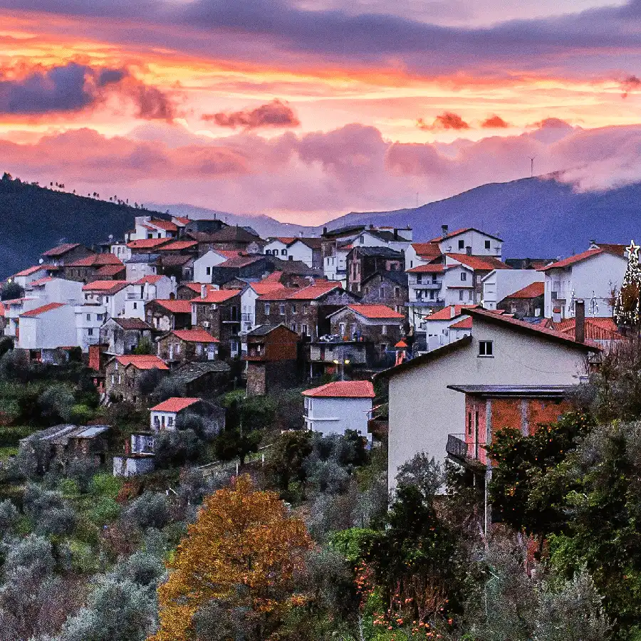 Pueblo serrano al amanecer: tradición, naturaleza y sosiego en la Serra da Estrela.