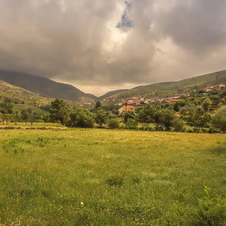 Paisaje rural sereno en la Serra da Estrela, refugio perfecto para una escapada.