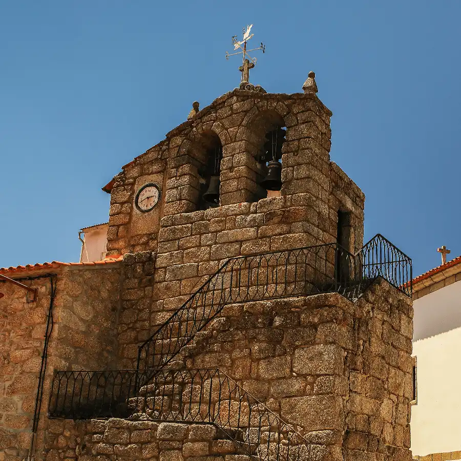 Capilla de piedra en la Serra da Estrela, un lugar de culto y testigo de la historia.