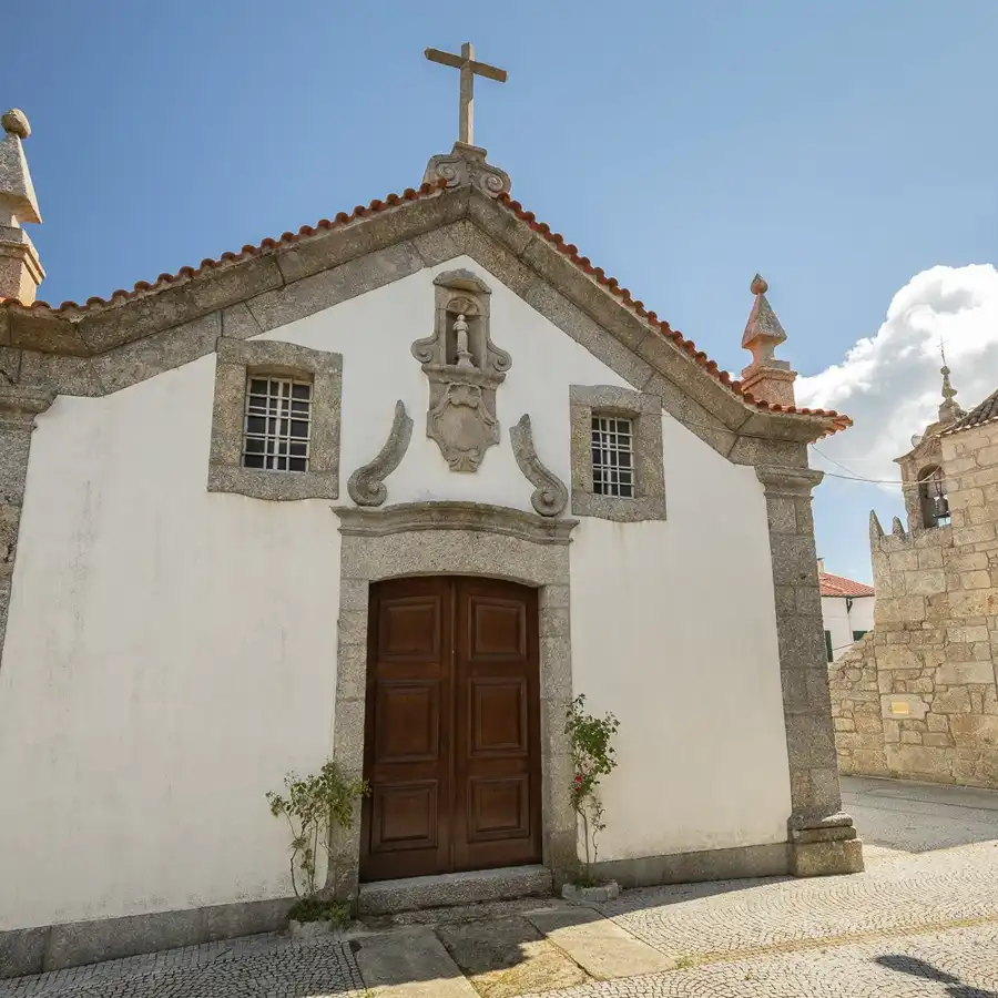 Iglesia serrana de fachada blanca, un remanso de paz y tradición.