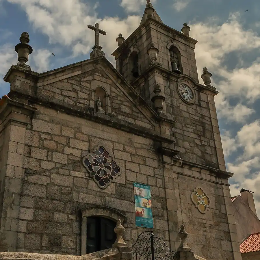 Iglesia de piedra con encanto medieval, reflejo de la fé y la historia de la Serra da Estrela.