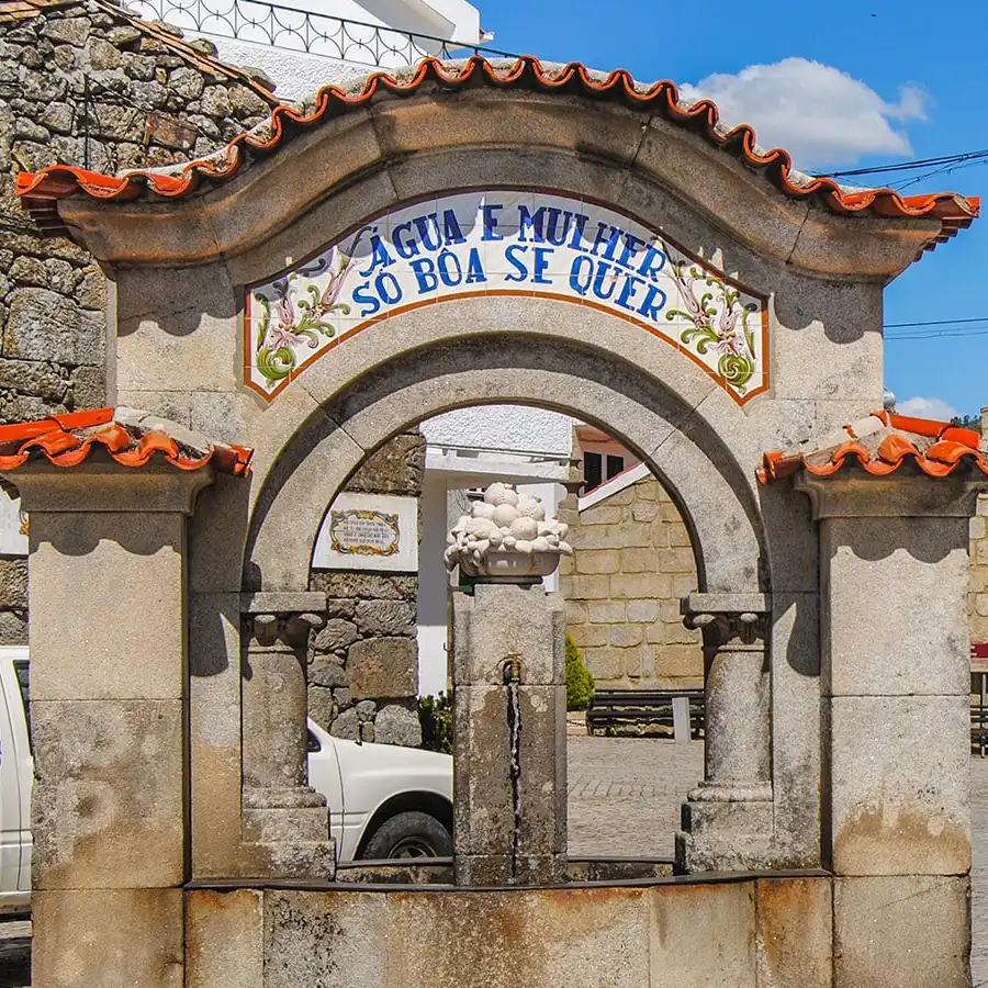 Edificio histórico portugués con inscripción sobre aguas minerales de la Serra.
