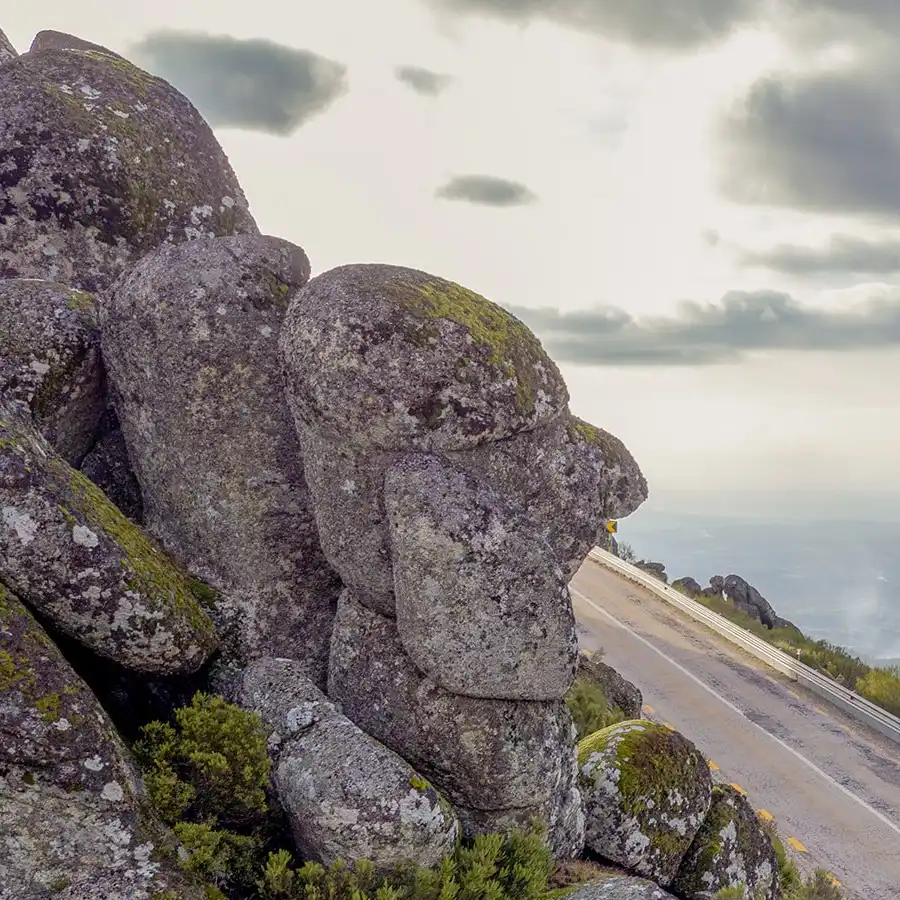 Paisaje montañoso sereno: senderos escondidos y esculturas naturales de la Serra da Estrela.