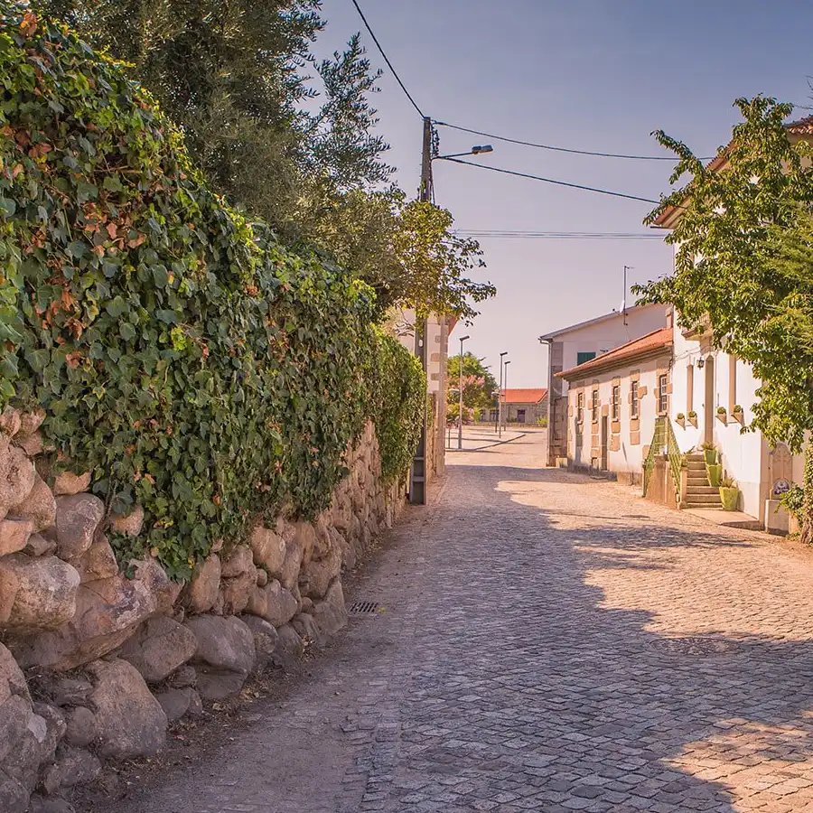 Calle empedrada en un pueblo serrano, refugio de paz y tradición.