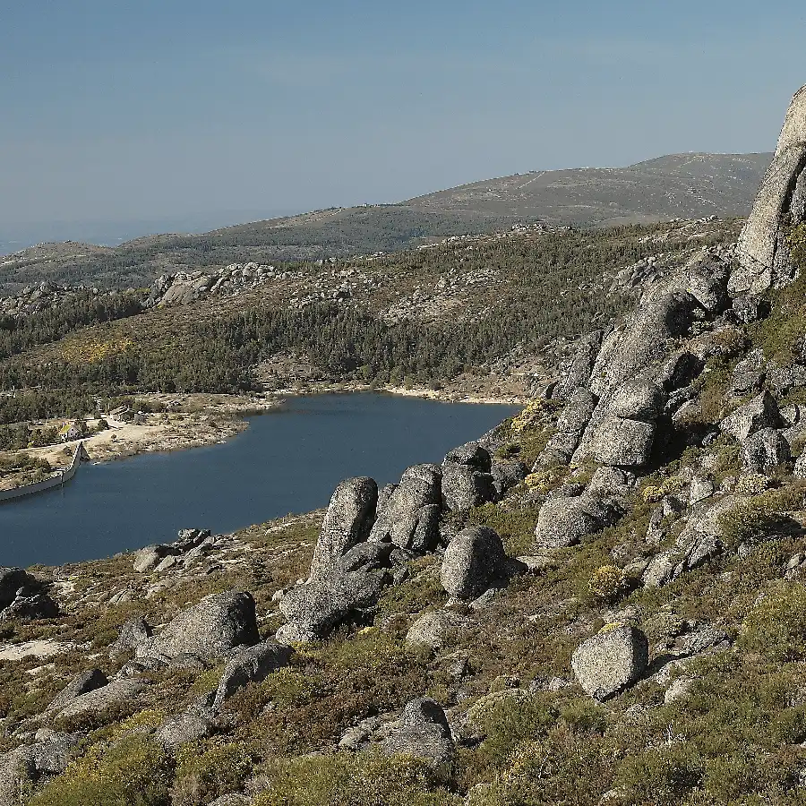 Refugio de montaña: naturaleza salvaje y belleza agreste en la Serra da Estrela.