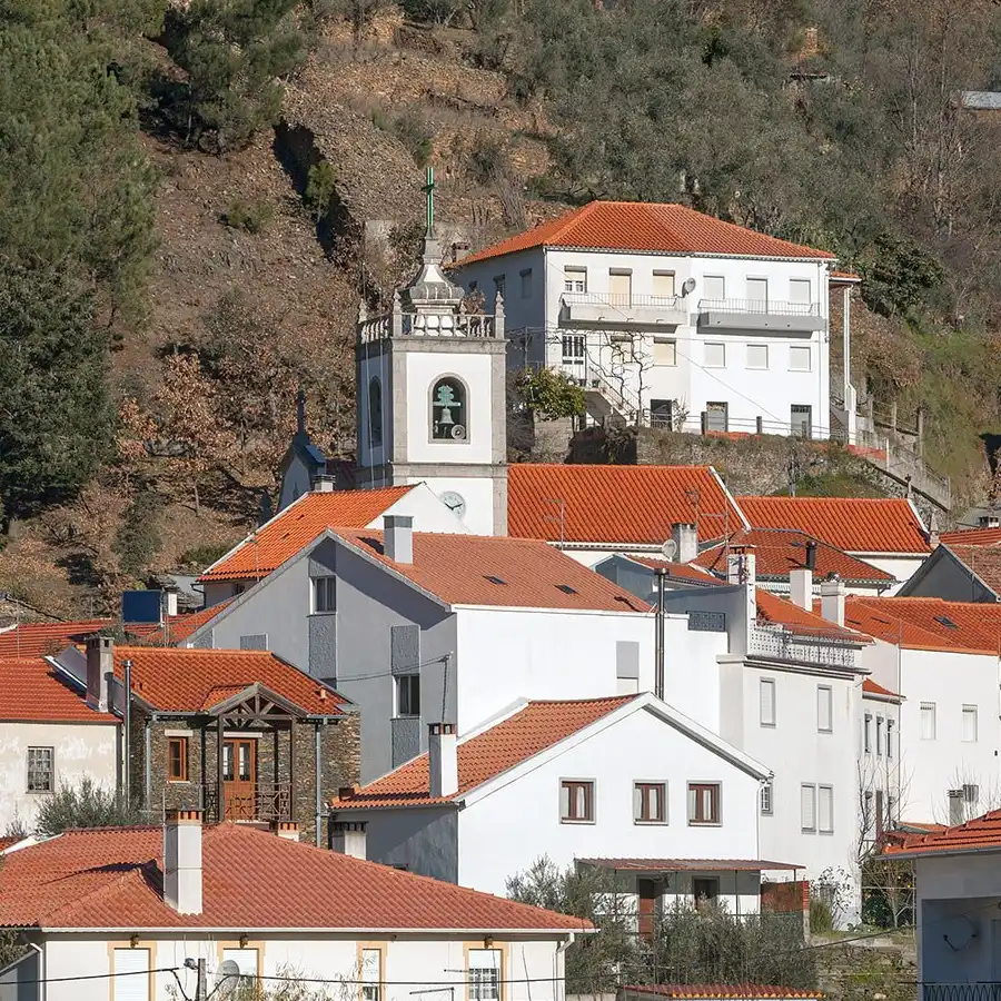 Pueblo serrano de encanto: arquitectura tradicional y paisajes de montaña.