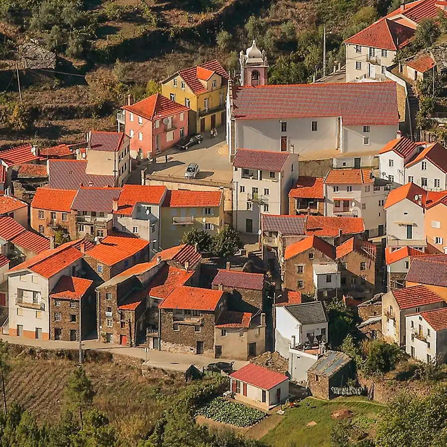 Pueblo serrano con encanto: tradición, historia y belleza en la Serra da Estrela.