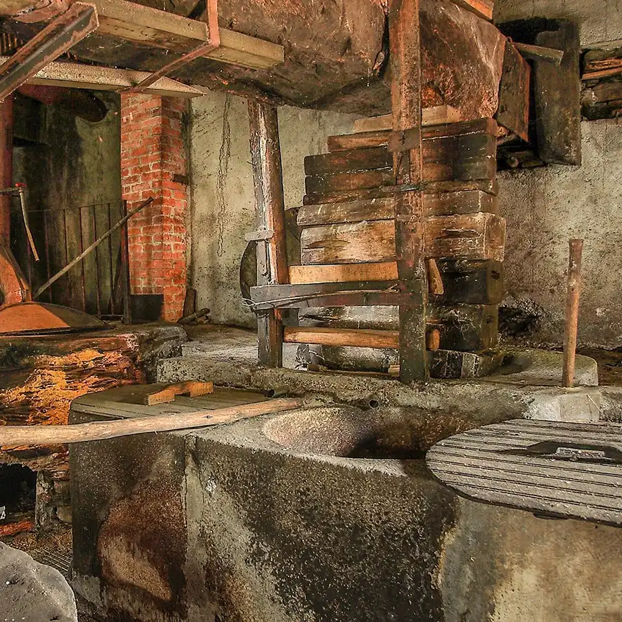 Antiguo taller industrial, evocando historia, decadencia y el paso del tiempo.