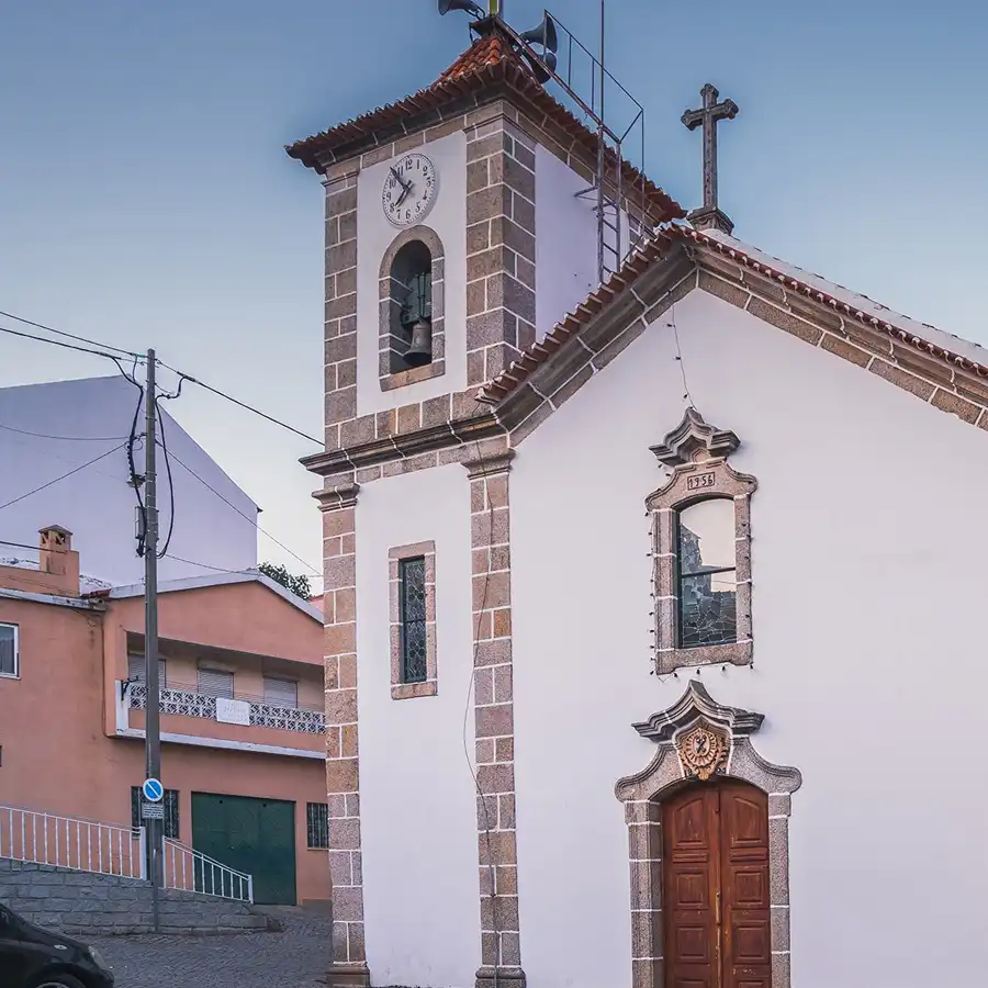 Iglesia serrana de ensueño, reflejo de tradición y paz en la Estrela.