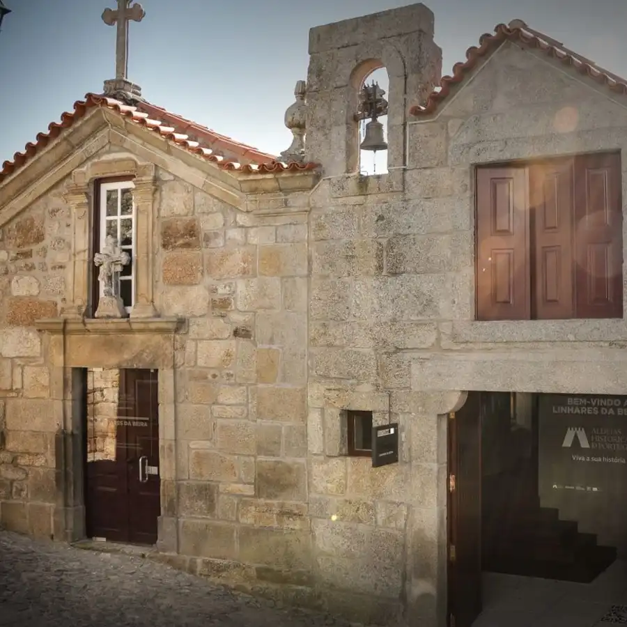 Iglesia portuguesa de piedra, testimonio de siglos de fe y tradición en la Serra da Estrela.