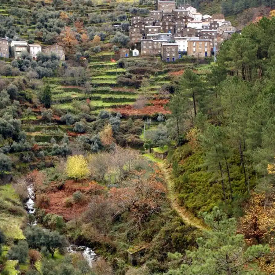 Paisaje rural sereno en la Serra da Estrela, un remanso de paz y tradición.