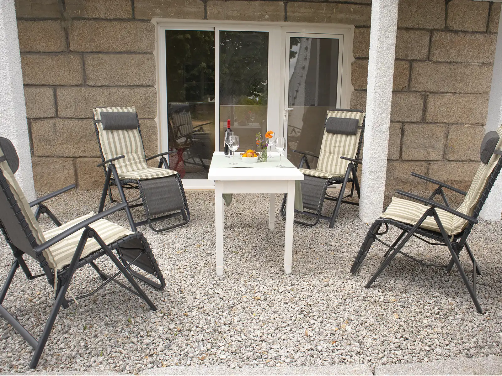 Rincón de calma: Terrazas y charlas en la Serra da Estrela. Rincón acogedor al aire libre, perfecto para charlas y momentos de relax.