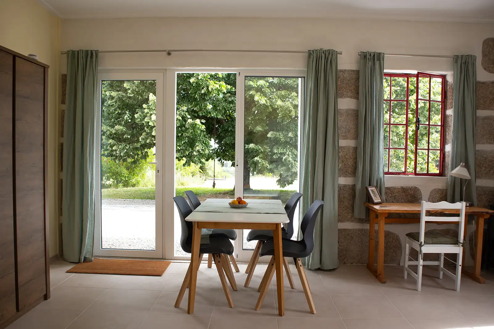 Cocina comedor rural: luz, espacio y sencillez en la Serra da Estrela. Acogedor rincón con encanto rústico y diseño moderno en la Serra da Estrela.