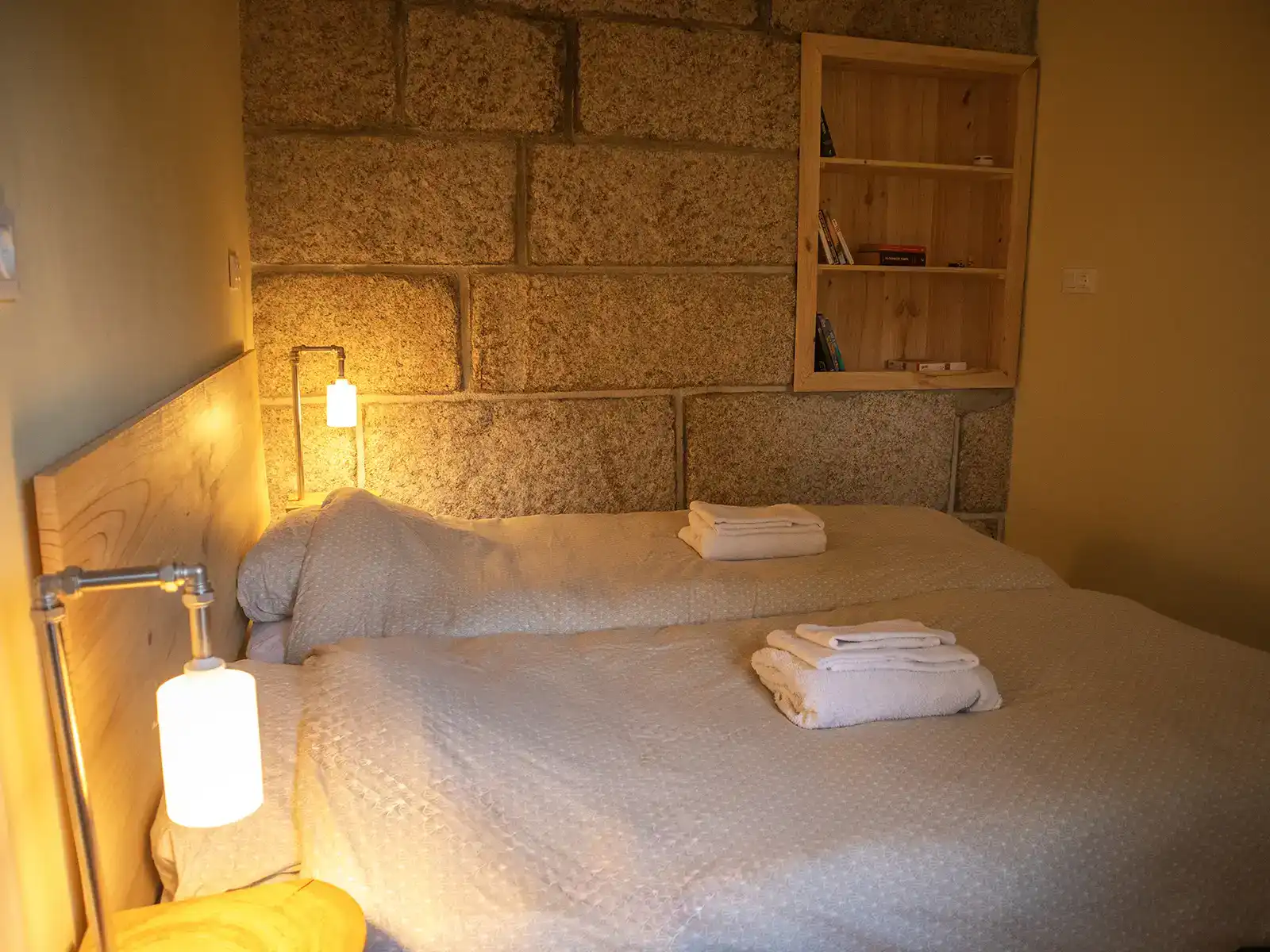 Descanso rural: Cálida habitación de piedra en la Serra da Estrela. Acogedor dormitorio rústico en la Serra da Estrela, ideal para un descanso reparador.