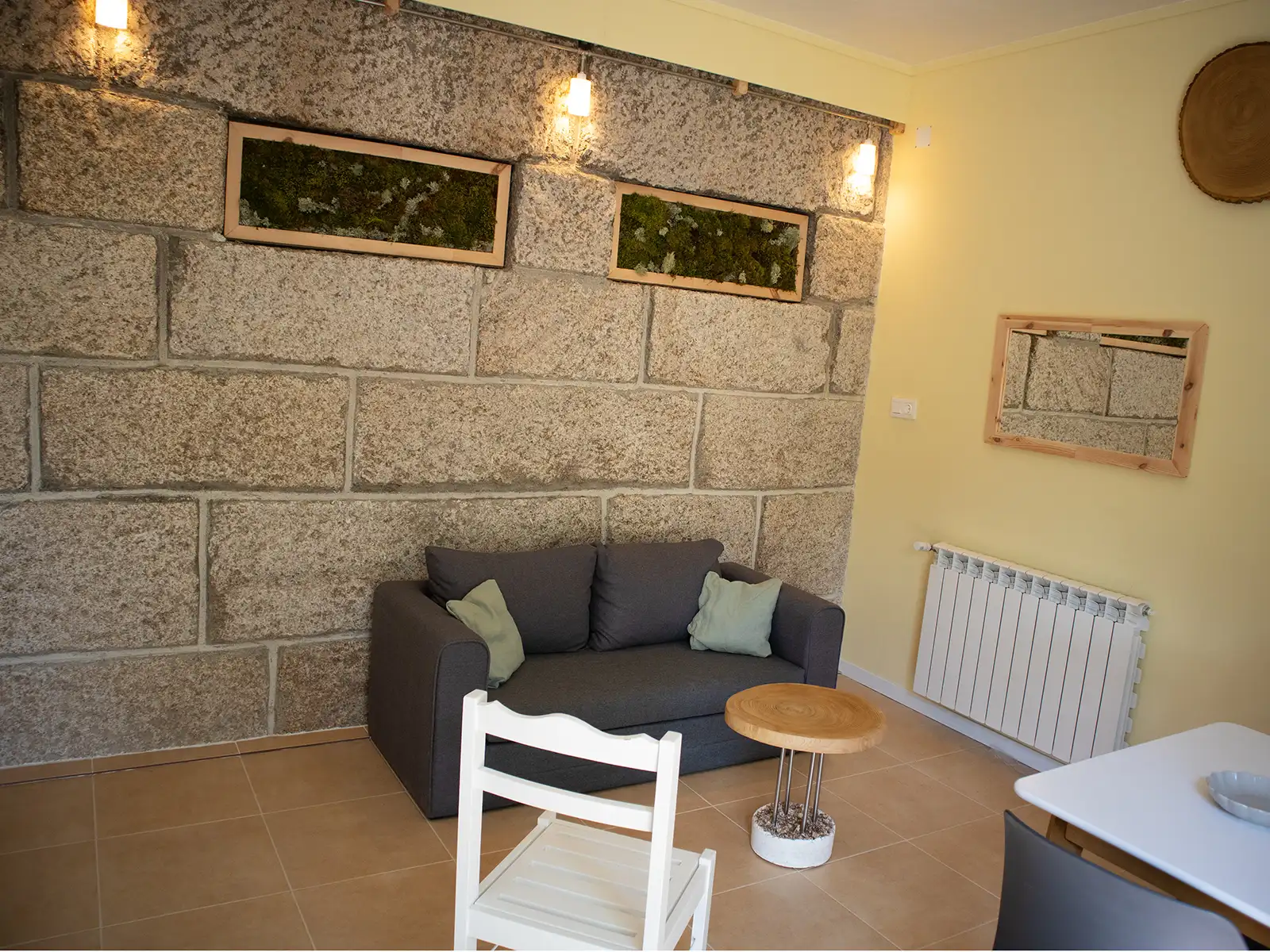 Acogedor salón rústico: tradición y confort en la Serra da Estrela. Acogedor salón con encanto rústico y toques modernos en la Serra da Estrela.