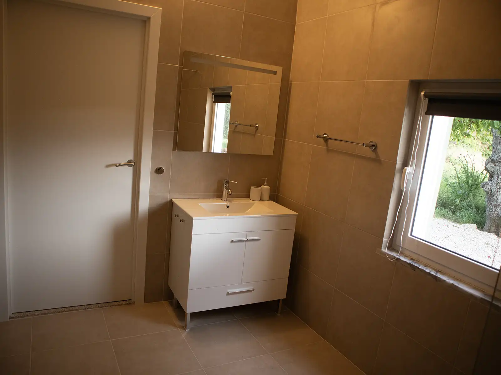 Un baño sencillo, funcional y luminoso en la Serra da Estrela. Baño acogedor y funcional, ideal para una estancia confortable en la Serra da Estrela.