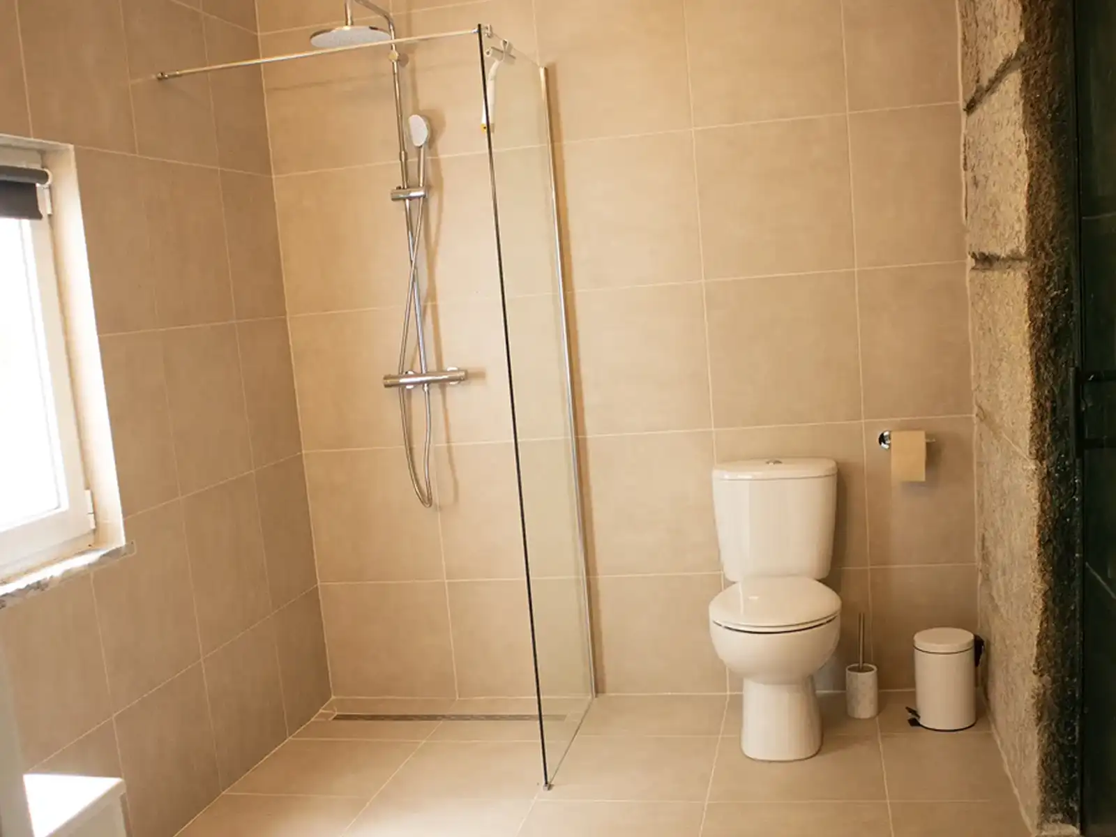 Un baño luminoso y acogedor en la Serra da Estrela. Baño rústico con luz natural y diseño acogedor en la Serra da Estrela.