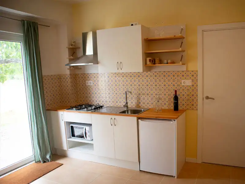 Cocina acogedora y funcional en casa rural de la Serra da Estrela.