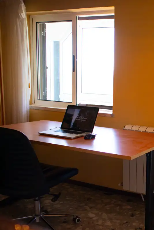 Espacio de trabajo ordenado con luz natural, ideal para planificar tu estancia.