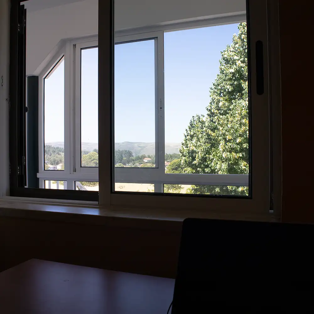 Vistas serenas desde la Serra da Estrela: luz natural y calma en la montaña.