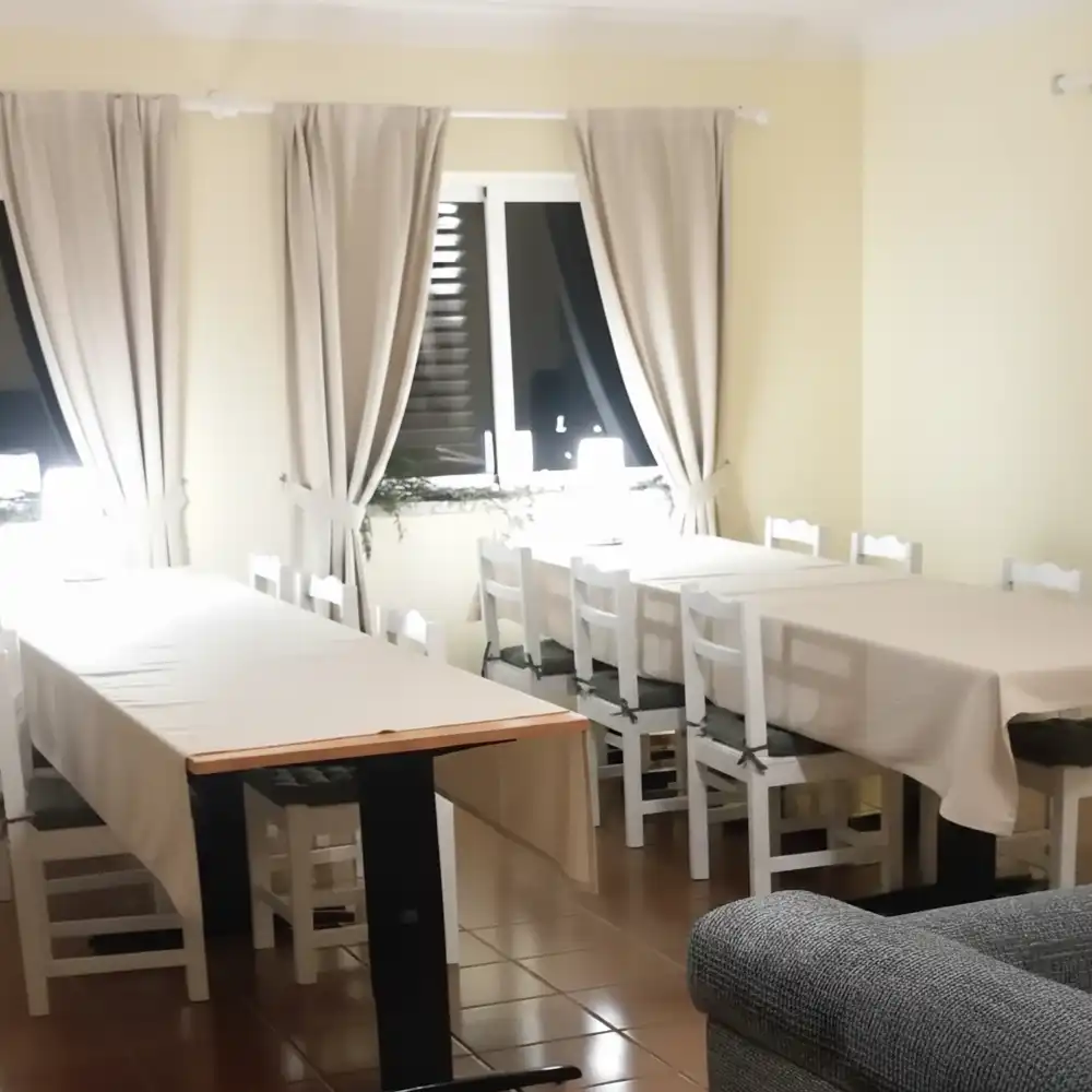 Un rincón acogedor para festividades y comidas familiares en la Serra da Estrela.