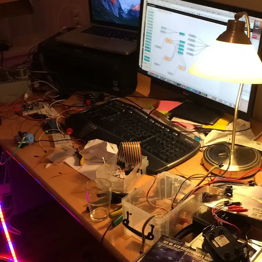 Entorno de trabajo técnico: electrónica, programación y proyectos innovadores.