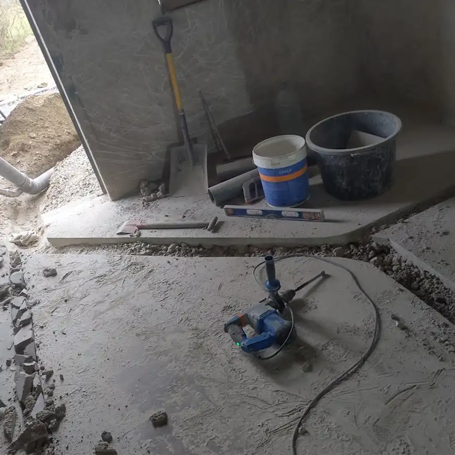 Trabajos de edificación: desde la estructura hasta los acabados en un alojamiento rural.