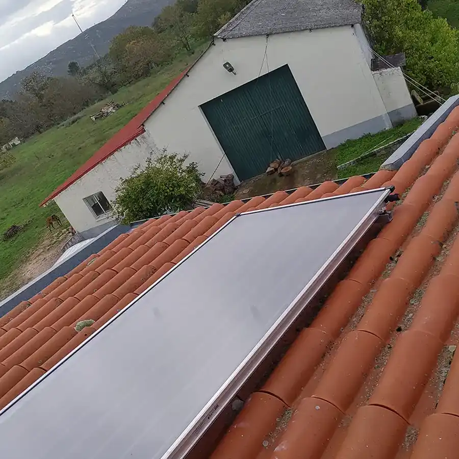 Casa rural con paneles solares, ejemplo de sostenibilidad en la Serra da Estrela.