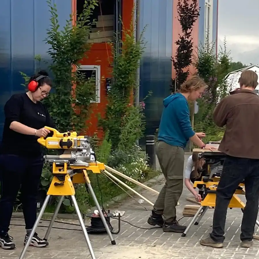 Trabajadores aclimatan una construcción rústica en el corazón de la Serra da Estrela.
