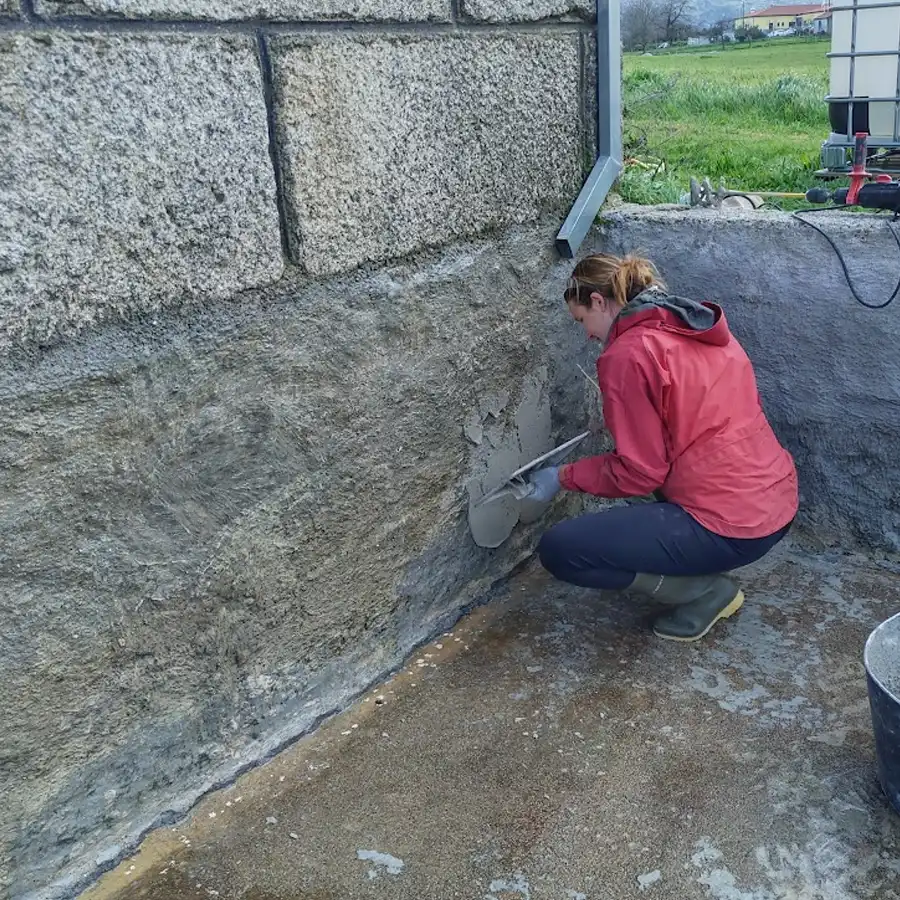 Mujer trabajando en un jardín de piedra en la Serra da Estrela.