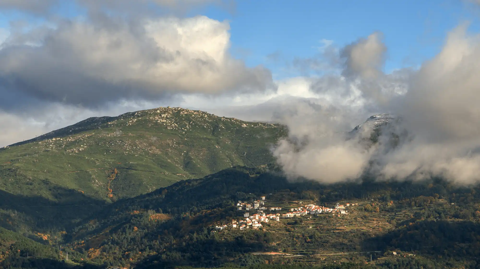 Lapa dos Dinheiros charming village with natural pools and forest walks