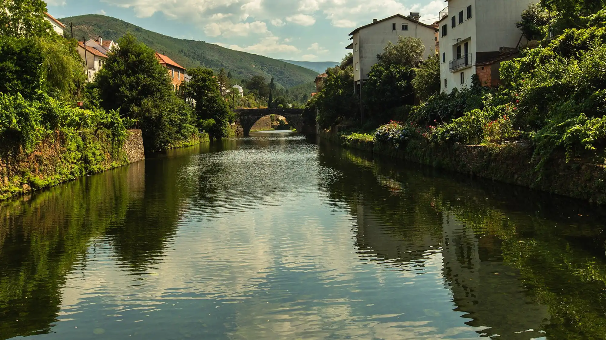 Vide picturesque valley village with traditional stone buildings