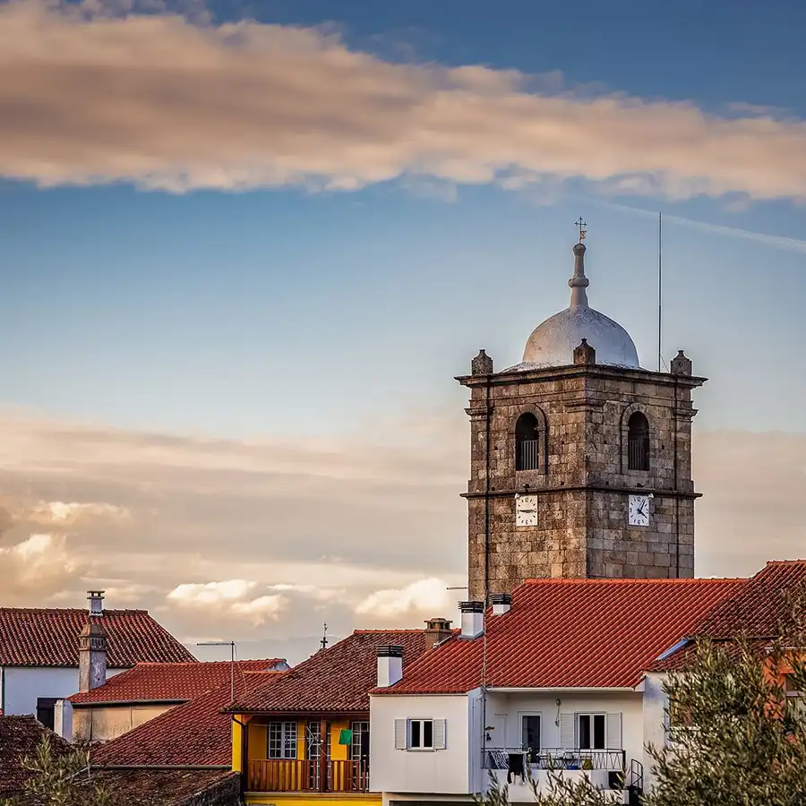 Oud Europees dorp met historische kerk en gezellige omgeving.