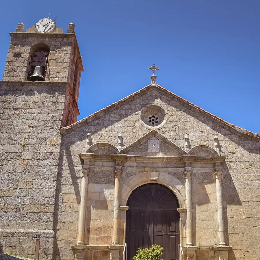 Een statige, oude kerk in het hart van de Serra da Estrela, een plek van geloof en traditie.