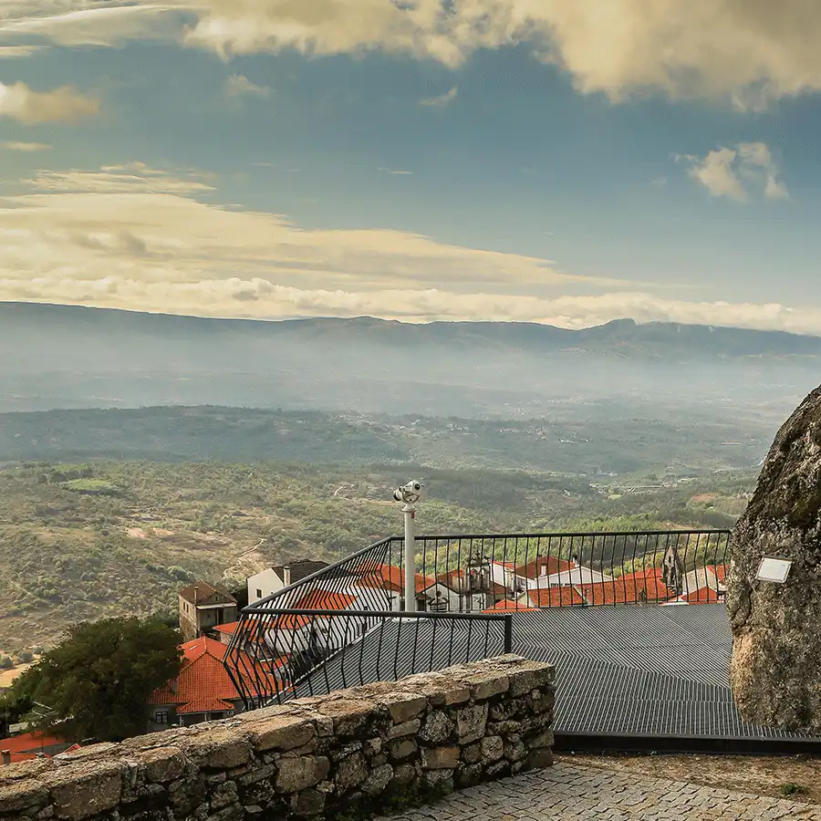 Oude stenen toren in berglandschap, rustgevende plek in de Serra da Estrela.