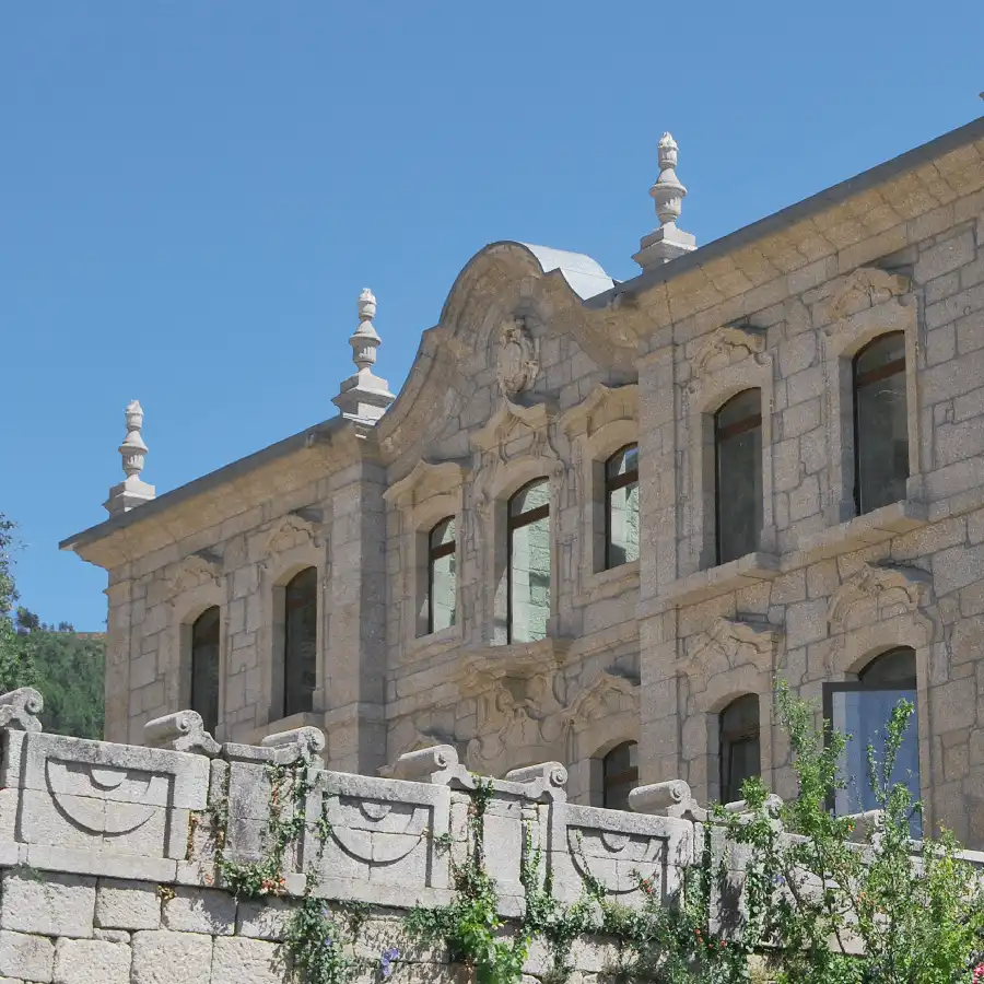 Een statig pand met historische details en een elegante uitstraling in een pittoresk landschap.