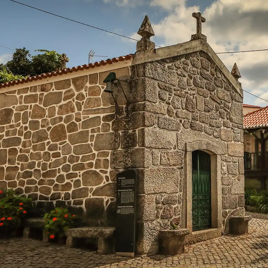 Oude stenen kapel in het Portugese Serra da Estrela, rust en geschiedenis.